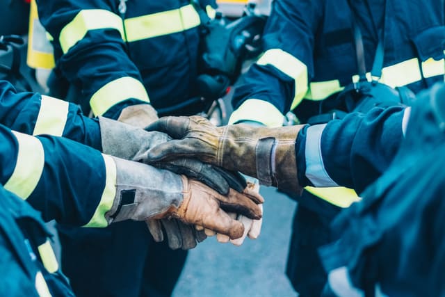 faire équipe sapeurs pompiers