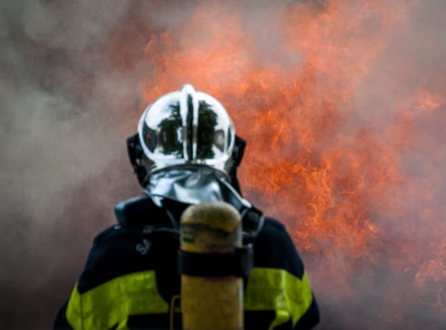 sapeur pompier seul face au feu